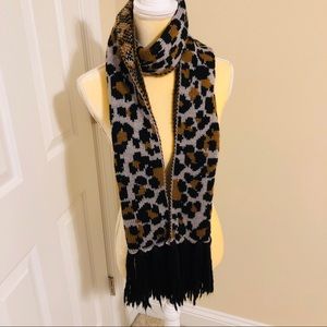 💛 Old Navy Leopard Print Thick Scarf